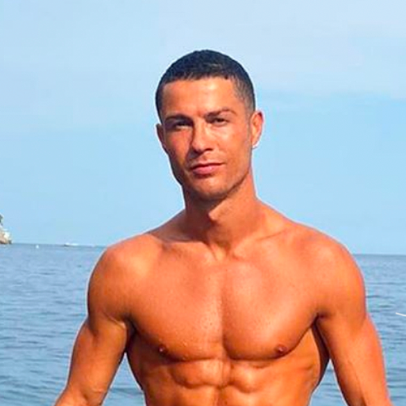 Cristiano Ronaldo saca su 'caña' y sus abdominales en alta mar