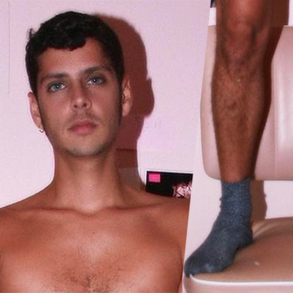 Eduardo Casanova publica un desnudo integral (bueno, con los calcetines puestos)