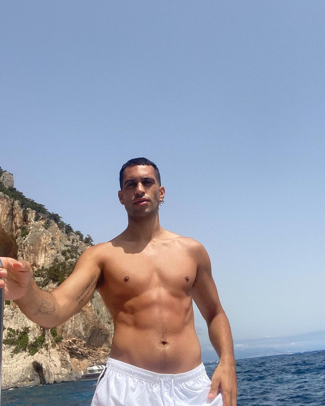 Mahmood despide el verano presumiendo de cuerpazo en la playa