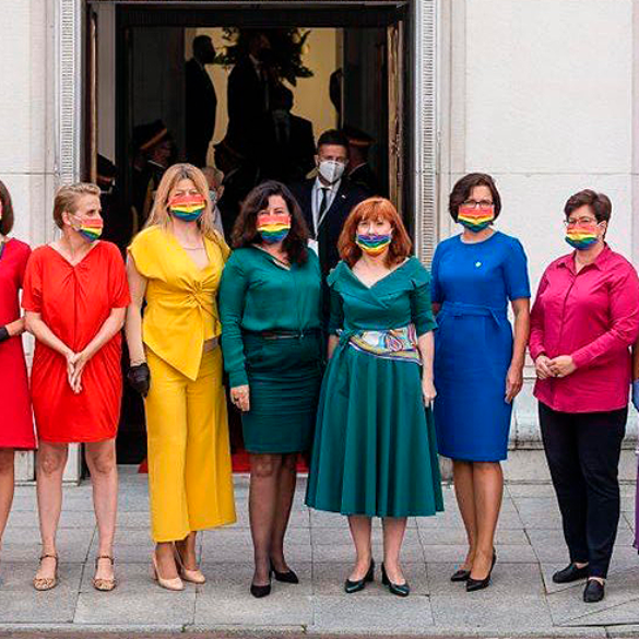 ¿Por qué formaron la bandera LGTBI con sus vestidos estas diputadas polacas?