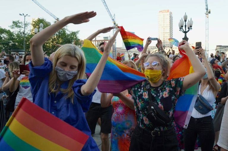 Miles de personas se manifiestan contra el odio y la violencia LGTBI en Polonia