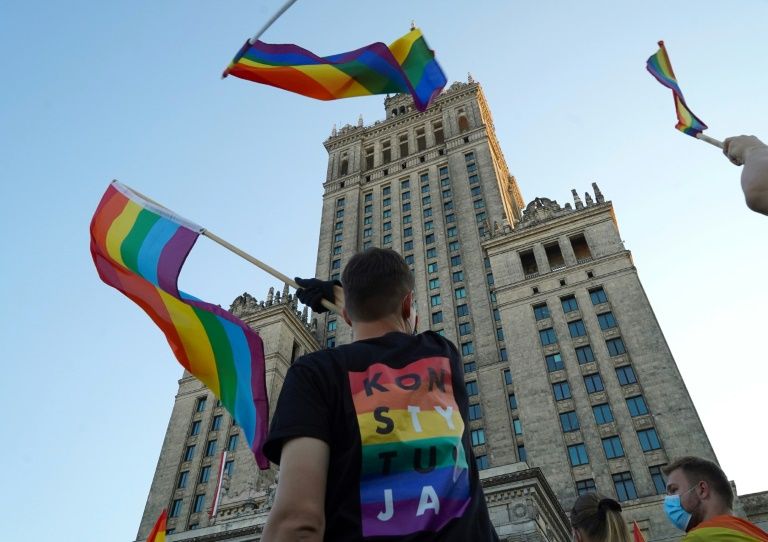 Miles de personas se manifiestan contra el odio y la violencia LGTBI en Polonia