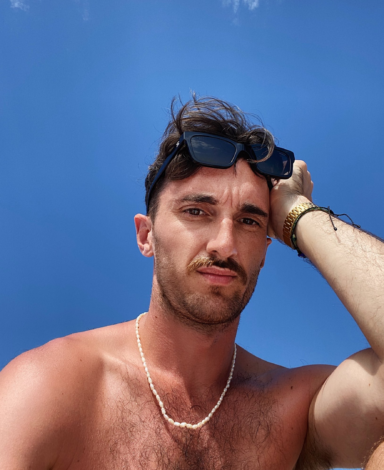 Las vacaciones de Sam Morris en una playa nudista (foto a foto) - Shangay