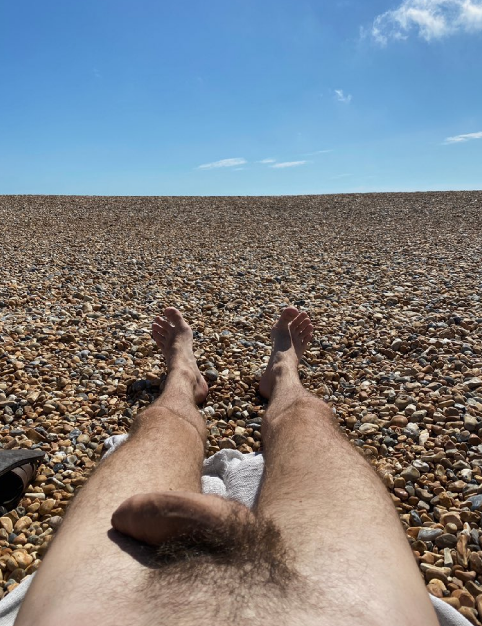 Las vacaciones de Sam Morris en una playa nudista (foto a foto)
