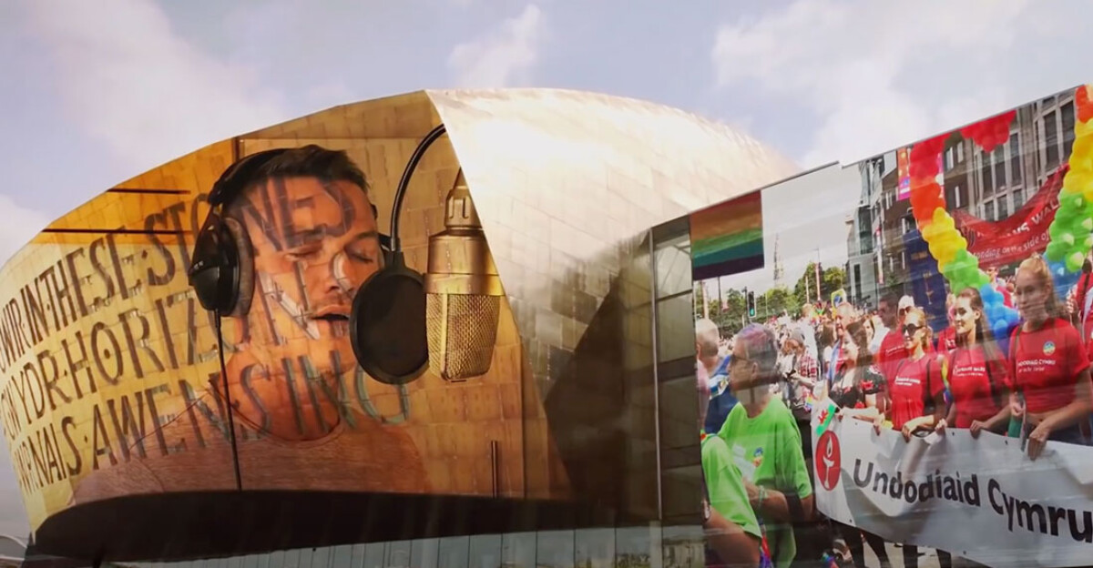 Luke Evans celebra el Orgullo LGTBI galés como nunca antes lo había hecho