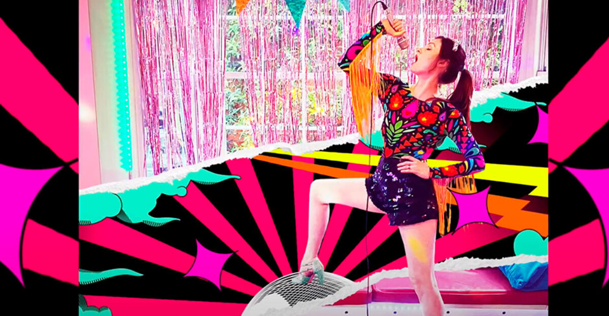 Sophie Ellis-Bextor nos invita a volver (imaginariamente) a la discoteca con su versión de un clásico pop gay
