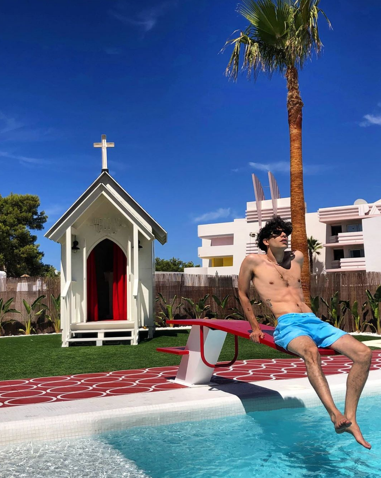Los Javis posan en bañador y se relajan en Ibiza antes de lo nuevo de 'Veneno'