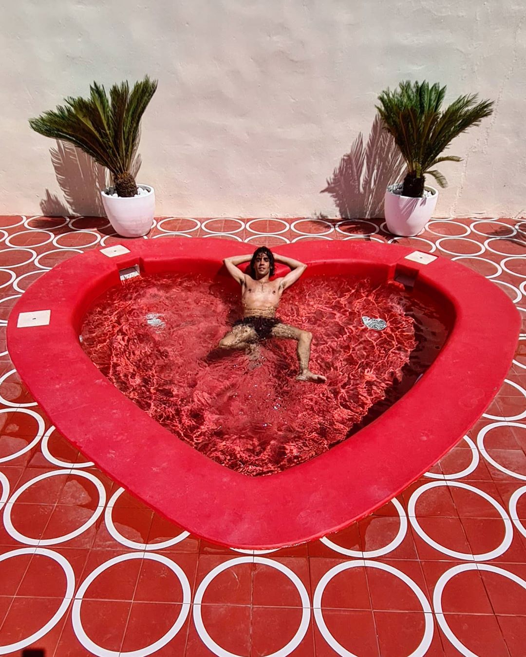 Los Javis posan en bañador y se relajan en Ibiza antes de lo nuevo de 'Veneno'