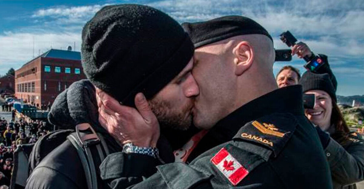 Así celebran las Fuerzas Armadas canadienses el aniversario de un histórico beso gay viral
