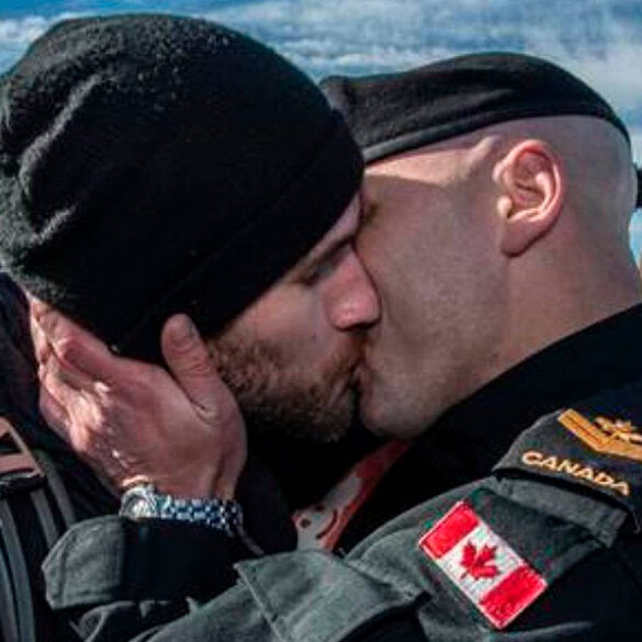 Así celebran las Fuerzas Armadas canadienses el aniversario de un histórico beso gay viral