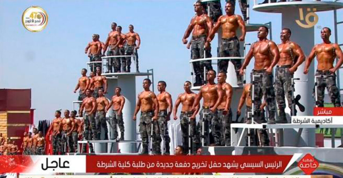 Lo comparan con la manifestación del Orgullo, pero es un desfile de policías cachas en Egipto (y, además, homófobo)