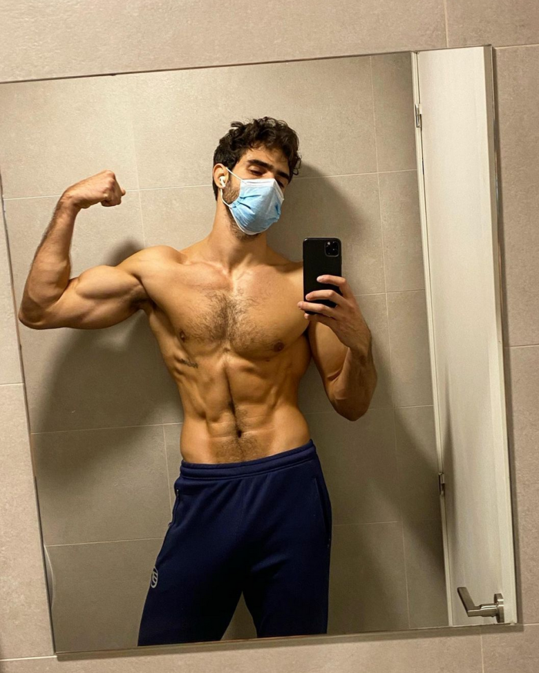 No hay verano sin posado de Juan Betancourt sin camiseta - Shangay