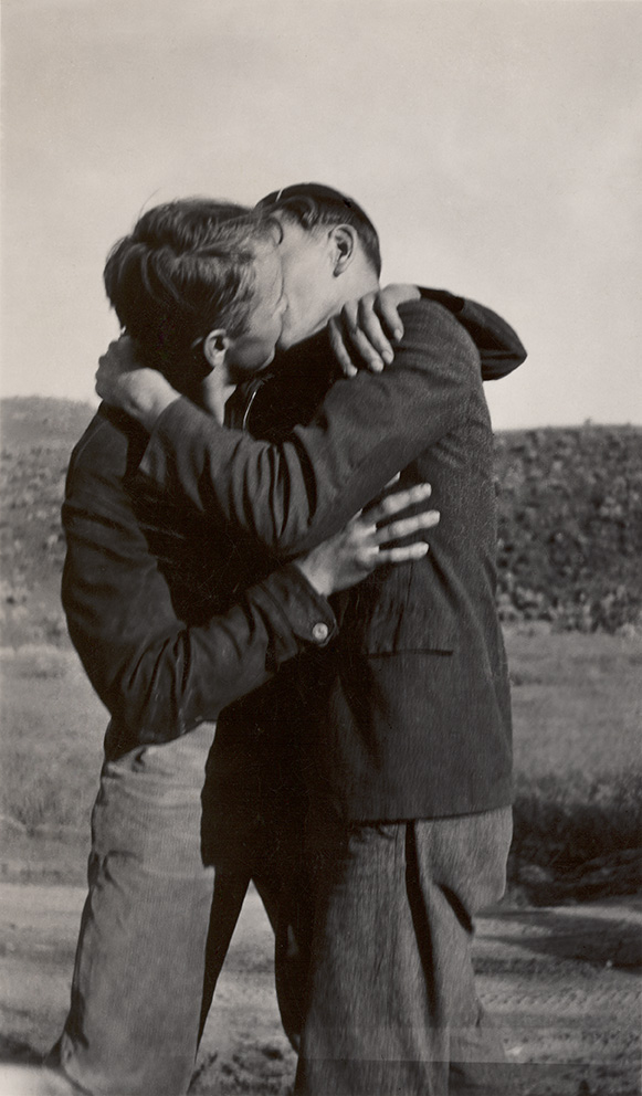 'LOVING', una historia fotográfica de amores gais en blanco y negro
