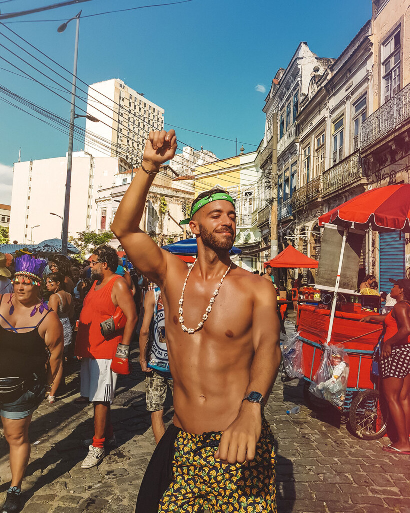 Enrique Álex, youtuber gay de viajes: "Sigue habiendo microdiscriminaciones hacia los turistas LGTBI"