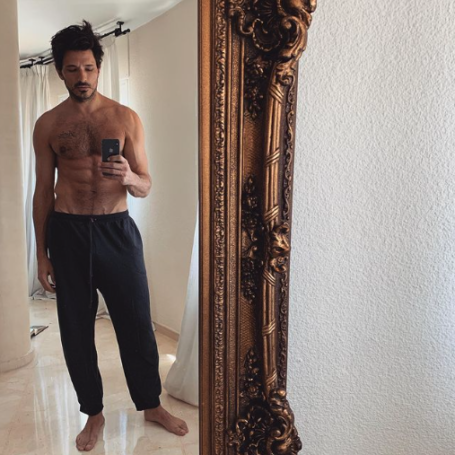 Andrés Velencoso posa sin camiseta en su día libre y lo peta en