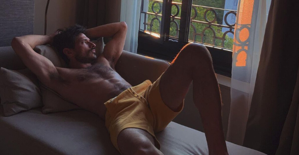Andrés Velencoso posa sin camiseta en su día libre y lo peta en Instagram
