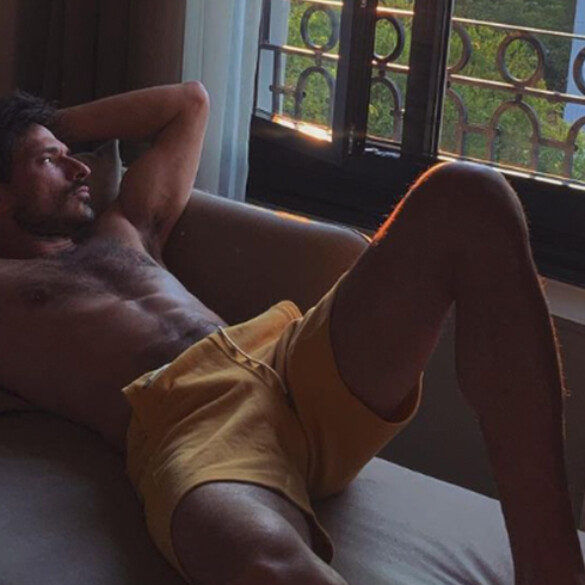 Andrés Velencoso posa sin camiseta en su día libre y lo peta en Instagram