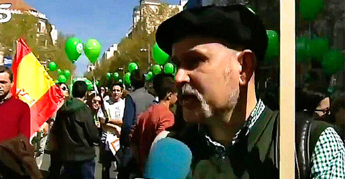 Un profesor arranca la bandera LGTBI del cuello de una alumna en Alicante: "Esta bandera ofende"