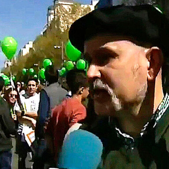 Un profesor arranca la bandera LGTBI del cuello de una alumna en Alicante: "Esta bandera ofende"