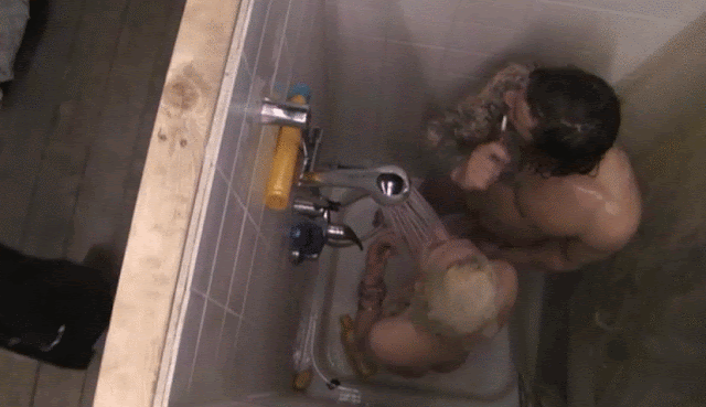 El desnudo integral en la ducha del concursante de un reality se hace viral