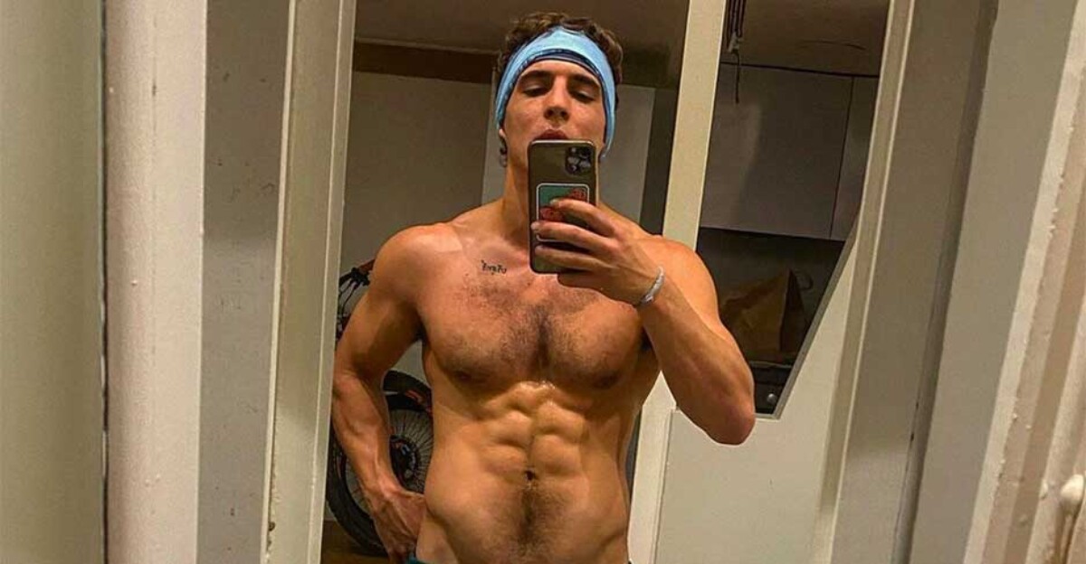 Miguel Herrán acaba en la cárcel y desnudo para 'Modelo 77'