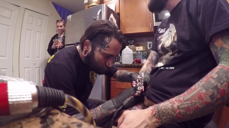 ¿Alguna vez has pensado en hacerte un tatuaje el pene? Te contamos todo lo que necesitas saber