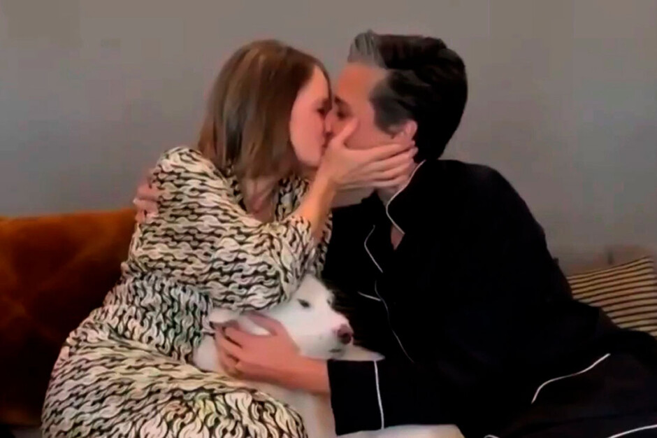 Jodie Foster celebra su triunfo en los Globos de Oro con un viral beso a su mujer