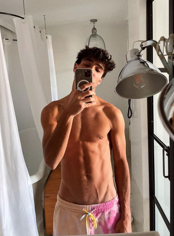 Óscar Casas llena su Instagram de fotos sexys sin camiseta