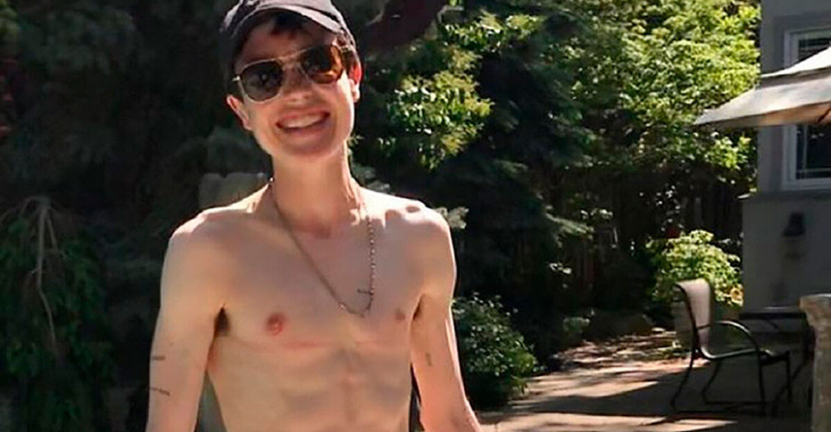 Elliot Page, sonriente y por primera vez sin camiseta, afirma en Instagram: "Trans is beautiful"