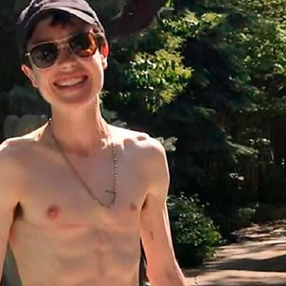 Elliot Page, sonriente y por primera vez sin camiseta, afirma en Instagram: "Trans is beautiful"