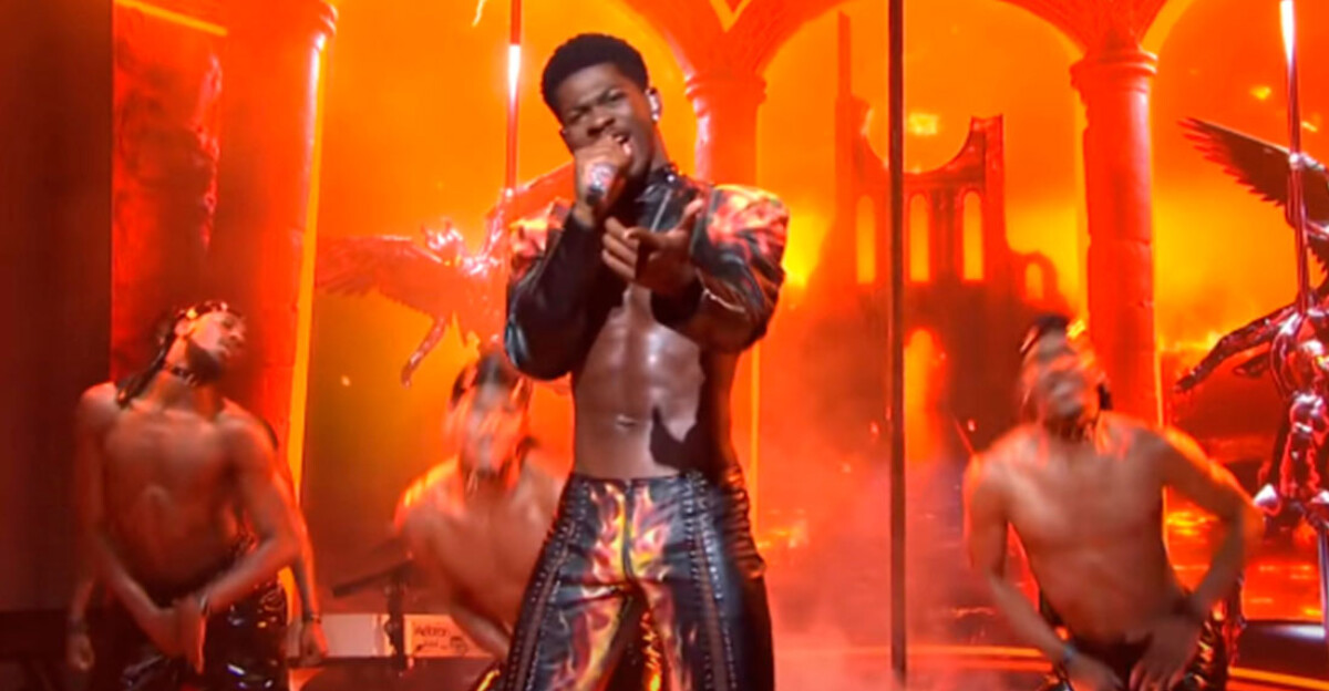 Lil Nas X revienta sus pantalones en directo en la actuación más sexy posible de 'Montero'
