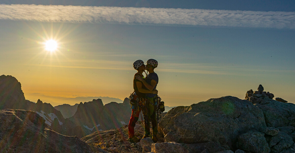 La pareja de escaladores Couple Climbers apuesta por la visibilidad LGTBI en su nueva ruta de verano