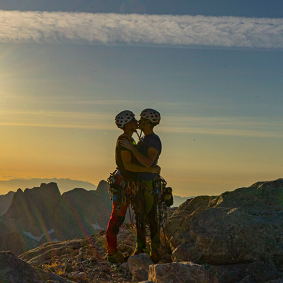 La pareja de escaladores Couple Climbers apuesta por la visibilidad LGTBI en su nueva ruta de verano