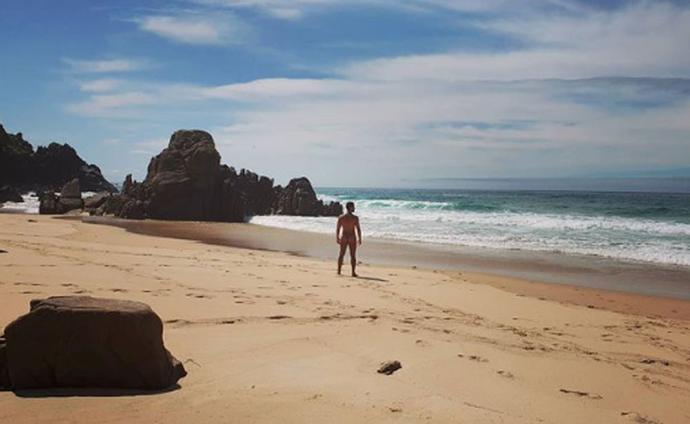 Maxi Iglesias posa completamente desnudo en mitad de la playa