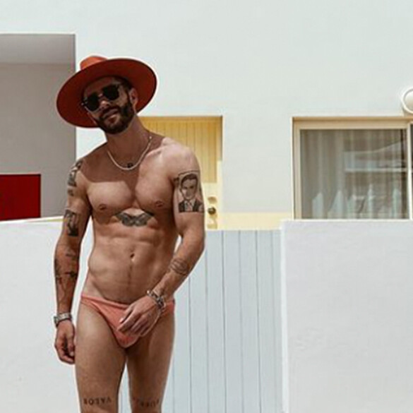 Pelayo Díaz vuelve a presumir de cuerpazo en bañador con este posado en Ibiza