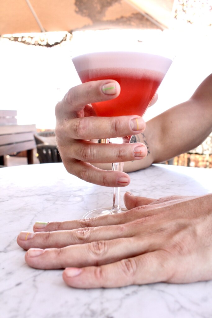 'Shangay Rainbow Cocktail' (con una buena manicura): Orgullo solidario por los mayores LGTBI