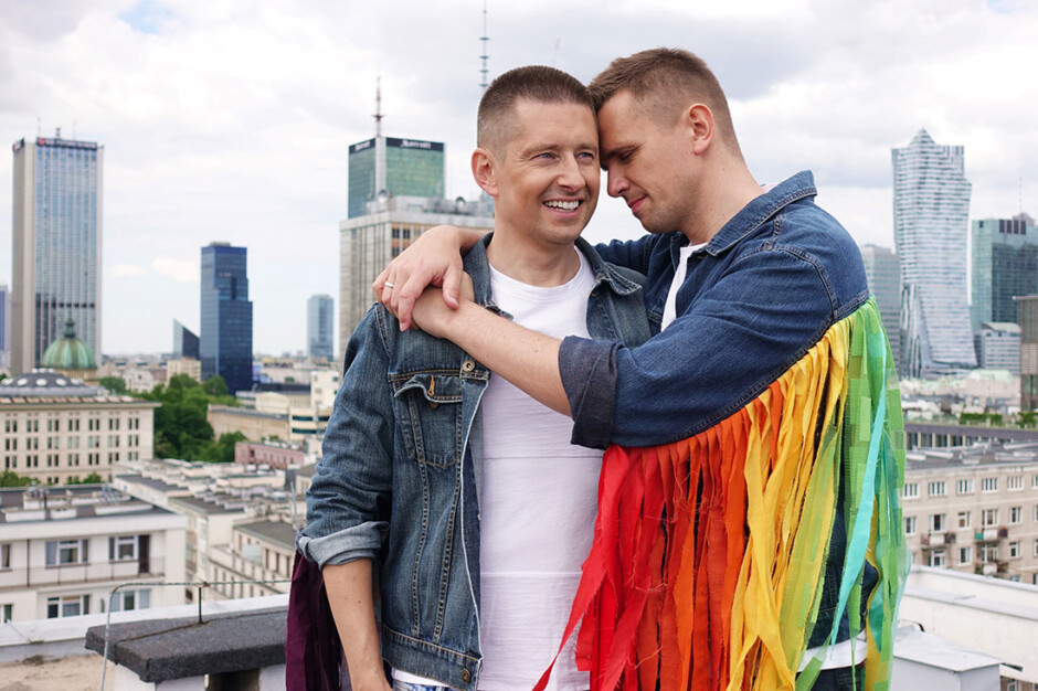 Los youtubers gais Jakub y Dawid vuelven a denunciar la LGTBIfobia en Polonia con el potente vídeo 'Inni'