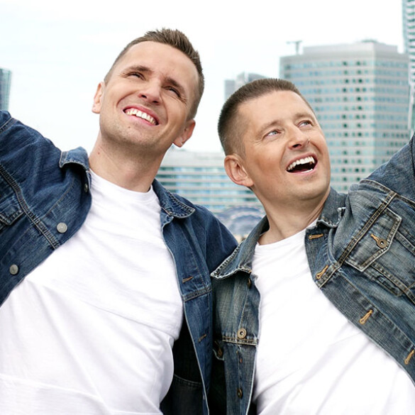 Los youtubers gais Jakub y Dawid vuelven a denunciar la LGTBIfobia en Polonia con el potente vídeo 'Inni'
