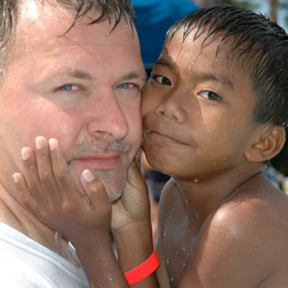 Jordan Windle, el niño camboyano adoptado por un padre gay que se convirtió en saltador olímpico