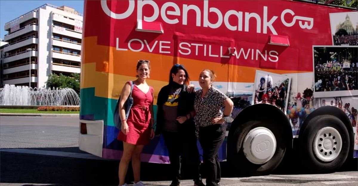 La carroza 'Shangay Openbank' sigue llenando Madrid de arcoíris (y de Orgullo)