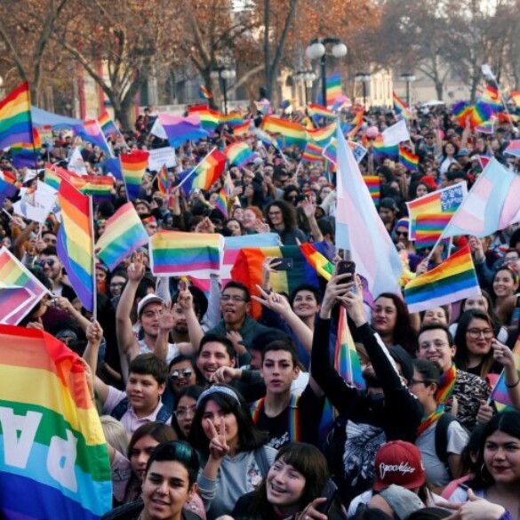El Senado de Chile aprueba el matrimonio gay y la adopción de menores