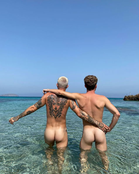 Raoul Vázquez y Jonan Wiergo revolucionan las redes con su desnudo integral en la playa