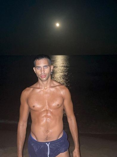 Mahmood despide el verano presumiendo de cuerpazo en la playa