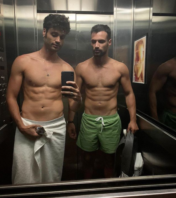 Dos chicos sin camiseta en un ascensor: la foto sexy de Jesús Castro y Alosian Vivancos 