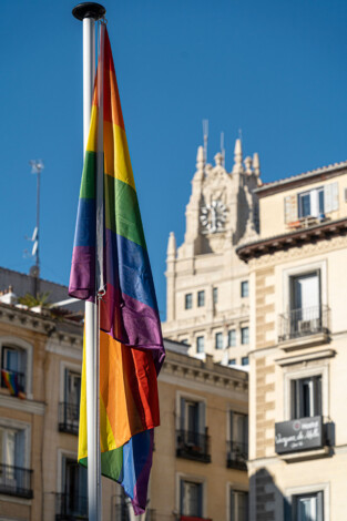 Desde 2022 la plaza luce una bandera LGTBIQ+ de forma permanente.
