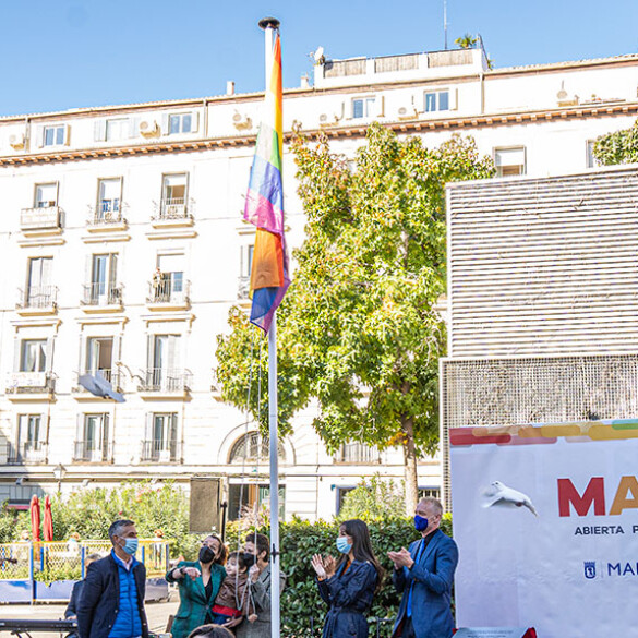 Presentada la bandera LGTBI  que ondeará en la plaza Pedro Zerolo de Madrid una vez terminen las obras