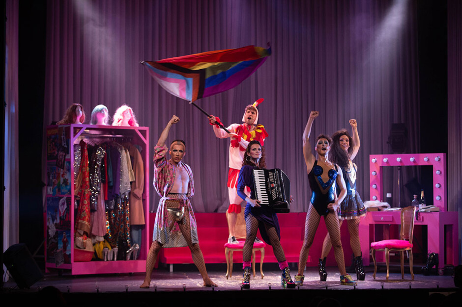 'Las chicas del coro', una loquísima comedia musical que llena Barcelona de brilli brilli