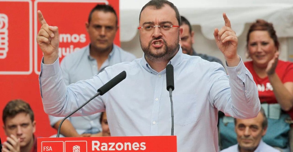 Adrián Barbón contra las críticas por asistir a una manifestación LGTB: "Sois unos homófobos"