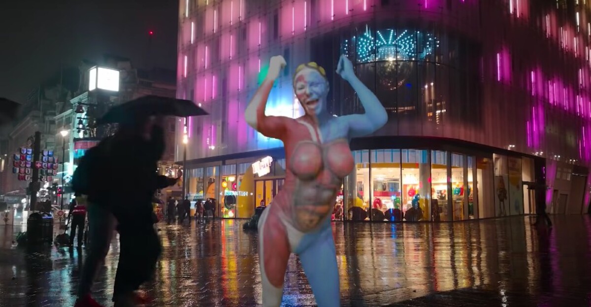 Leticia Sabater vuela desnuda con body painting en su nuevo vídeo navideño, 'Mi vida es mía'