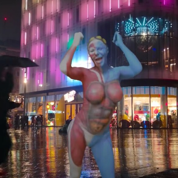 Leticia Sabater vuela desnuda con body painting en su nuevo vídeo navideño, 'Mi vida es mía'